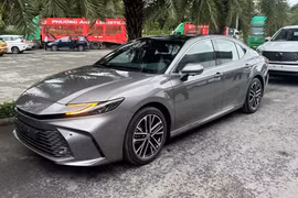 Toyota Camry 2025 "bằng xương, bằng thịt" đầu tiên về Việt Nam 