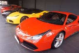 Dàn “xế hộp” trăm tỷ tại showroom xe khủng Sài Gòn