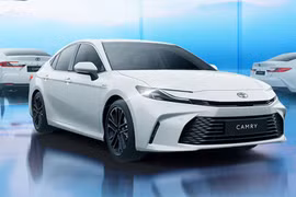 Toyota Camry 2025 giá cao chót vót, tới 4,7 tỷ đồng tại Singapore