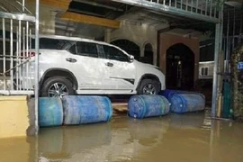 Đủ kiểu phòng ngập lụt cho ôtô mùa mưa lũ