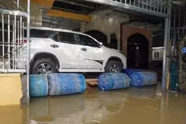 Đủ kiểu phòng ngập lụt cho ôtô mùa mưa lũ