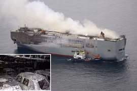 Bên trong tàu chở gần 3.800 ôtô cháy trên biển