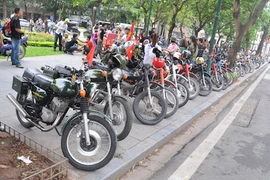 Hàng trăm “xe chở lợn” xả khói “khét mù” đường phố Hà Nội