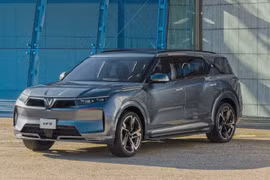 VinFast VF9 "lộ hàng" tại Việt Nam, bán ra từ 1,443 tỷ đồng