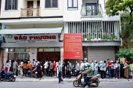 Hàng trăm người xếp hàng mua bánh Trung thu truyền thống ở Hà Nội
