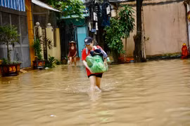 Người dân trong ngõ Hà Nội hối hả di dời đồ đạc để tránh lũ