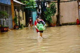 Người dân trong ngõ Hà Nội hối hả di dời đồ đạc để tránh lũ