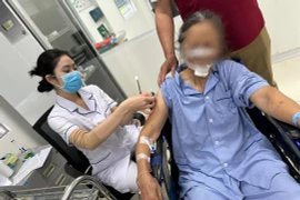 Quét ngõ bị chó nhà hàng xóm tấn công, cụ bà khâu gần 70 mũi