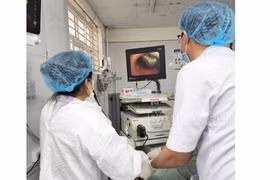 Gắp đỉa sống trong khí quản bệnh nhân 1 tháng