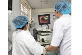 Gắp đỉa sống trong khí quản bệnh nhân 1 tháng