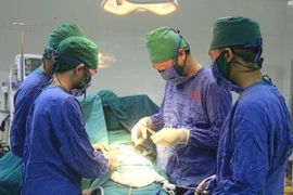 Người đàn ông bị xương cá 5cm đâm thủng hành tá tràng