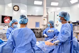 Cắt bỏ khối u quái buồng trứng hiếm gặp chứa đầy tóc, móng, xương...