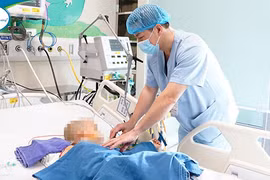 Bỏ thuốc điều trị, bé trai 5 tuổi mắc thận hư nguy kịch