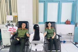 40 chiến sĩ công an hiến máu cứu cứu bệnh nhân sạt lở làng Nủ