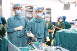 Viêm phổi tái phát bé gái 9 tháng tuổi bị phổi biệt lập, thoát vị hoành 