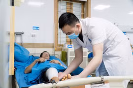 Cắt hoạt mạc viêm gối tránh đau và tràn dịch khớp gối