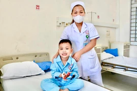 Bé 5 tuổi đau bụng, buồn nôn không ngờ viêm dạ dày cấp