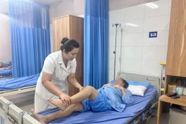 Tiêm huyết tương "trẻ hóa khớp" tại điểm massage, hai người phải nhập viện