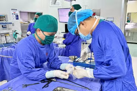  Kỹ thuật nội soi hoàn toàn, đặt lưới trị thoát vị ổ bụng phức tạp