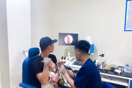 Gắp cúc áo trong hốc mũi, cứu bé 3 tuổi