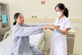 Nút phình mạch não với vòng xoắn kim loại kết hợp bóng chẹn