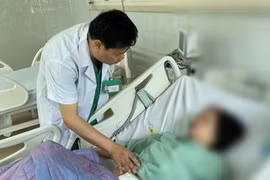 Người phụ nữ 60 tuổi bị u buồng trứng ác tính “khổng lồ” gần 13kg