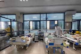 Cứu 2 người hôn mê sâu, ngừng thở sau uống rượu ngâm rễ cây hồi