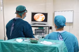 Tạo hình màng nhĩ thủng cải thiện thính lực tránh nhiễm trùng tai giữa kéo dài