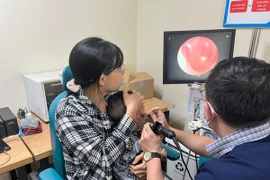 Trẻ 32 tháng tuổi tự nhét cây gỗ vào tai