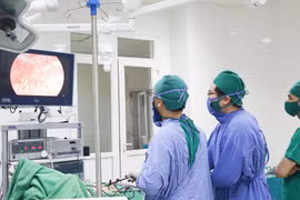 Mất cả thận, bàng quang, niệu quản vì chủ quan tiểu máu