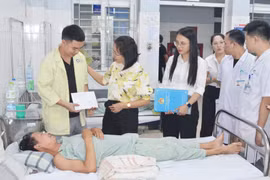 BV Bãi Cháy:09 bệnh nhân bị thương nặng do bão được trao kinh phí hỗ trợ