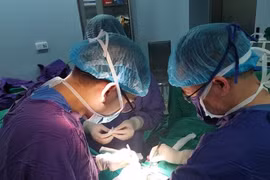 Người đàn ông có “dương vật biến khủng” nhưng tinh hoàn vì bị vùi lấp