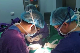 Người đàn ông có “dương vật biến khủng” nhưng tinh hoàn vì bị vùi lấp