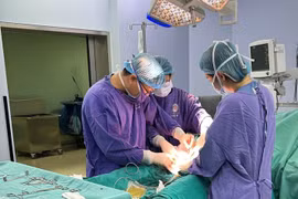 Cực hiếm trên thế giới: áp xe túi tinh 2 bên