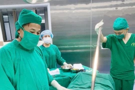 Hy hữu: Xà beng dài hơn 1 mét đâm xuyên thành bụng