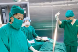 Hy hữu: Xà beng dài hơn 1 mét đâm xuyên thành bụng