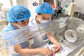 Trẻ 1 ngày tuổi bị bệnh lý hạ đường huyết dai dẳng ở trẻ sơ sinh