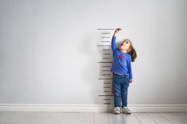 Trẻ thấp lùn, bố mẹ có thể làm gì để tăng chiều cao?
