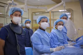 Can thiệp cứu cụ bà Cụ bà 58 tuổi cùng lúc đột quỵ não và nhồi máu cơ tim