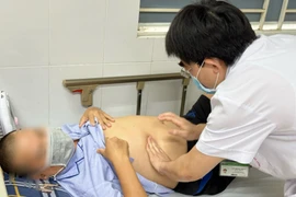 Thích ăn rau muống sống, người đàn ông 35 tuổi mang ổ sán lá gan lớn