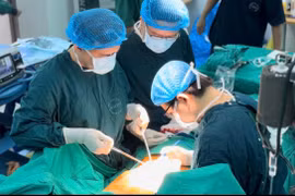 Hy hữu: 9 tiếng “cân não” lấy khối u gan 20cm xâm lấn cơ hoành