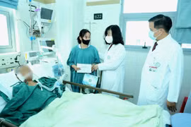 Bộ trưởng Bộ Y tế thăm, động viên bệnh nhi vụ lũ quét thôn Làng Nủ