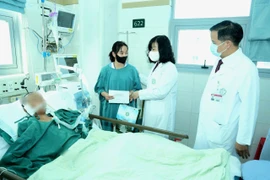 Bộ trưởng Bộ Y tế thăm, động viên bệnh nhi vụ lũ quét thôn Làng Nủ