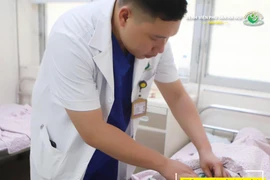 Cấp cứu thai phụ mang 1 thai trong tử cung, 1 thai ngoài tử cung vỡ