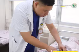 Cấp cứu thai phụ mang 1 thai trong tử cung, 1 thai ngoài tử cung vỡ