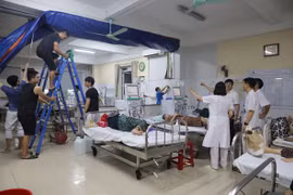 Các y bác sĩ tỉnh Quảng Ninh xuyên đêm cứu người giữa bão Yagia