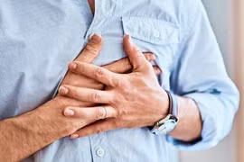 Khi xuất dấu hiệu đau ngực, người bệnh cần lưu ý gì?