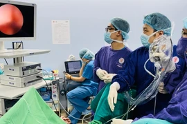 Đặt stent trị hẹp niệu đạo cho người đàn ông nước ngoài