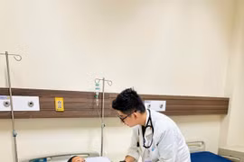 Người phụ nữ 52 tuổi để u 20 năm trong tử cung nặng 7,25 kg