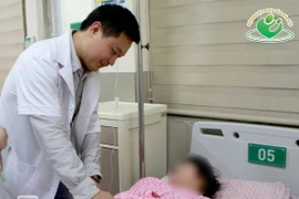 Giữ thai thành công cho sản phụ mang song thai IVF nhiều lần dọa sinh non